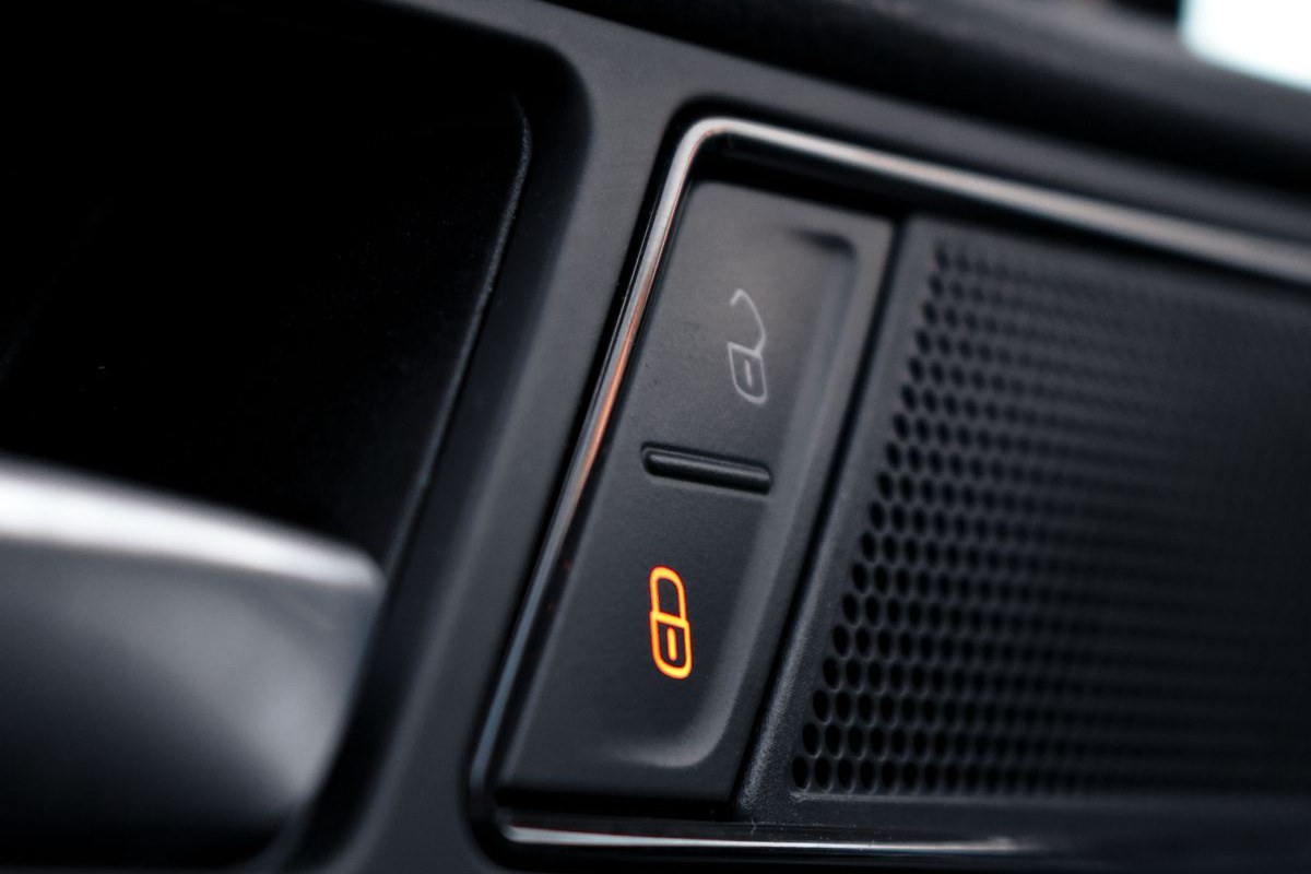 Car unlocking service in Tallinn — central door lock button